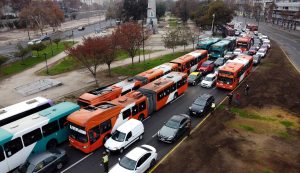 Alameda más tranquila: Principal vía de Santiago reduce a la mitad su ruido, por buses eléctricos