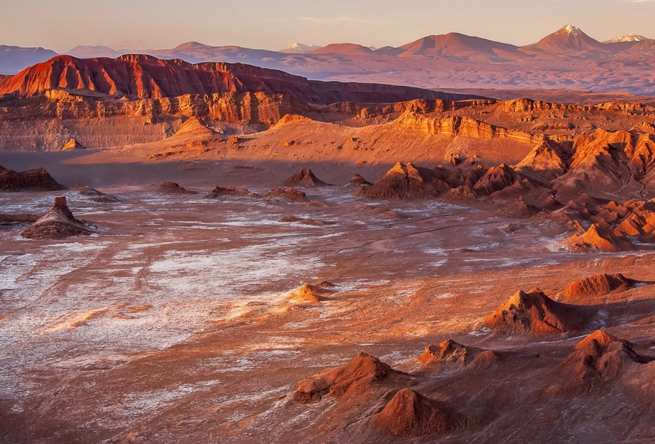 Nat Geo destaca hallazgo de comunidad de microbios a 4 metros bajo suelo en Desierto de Atacama