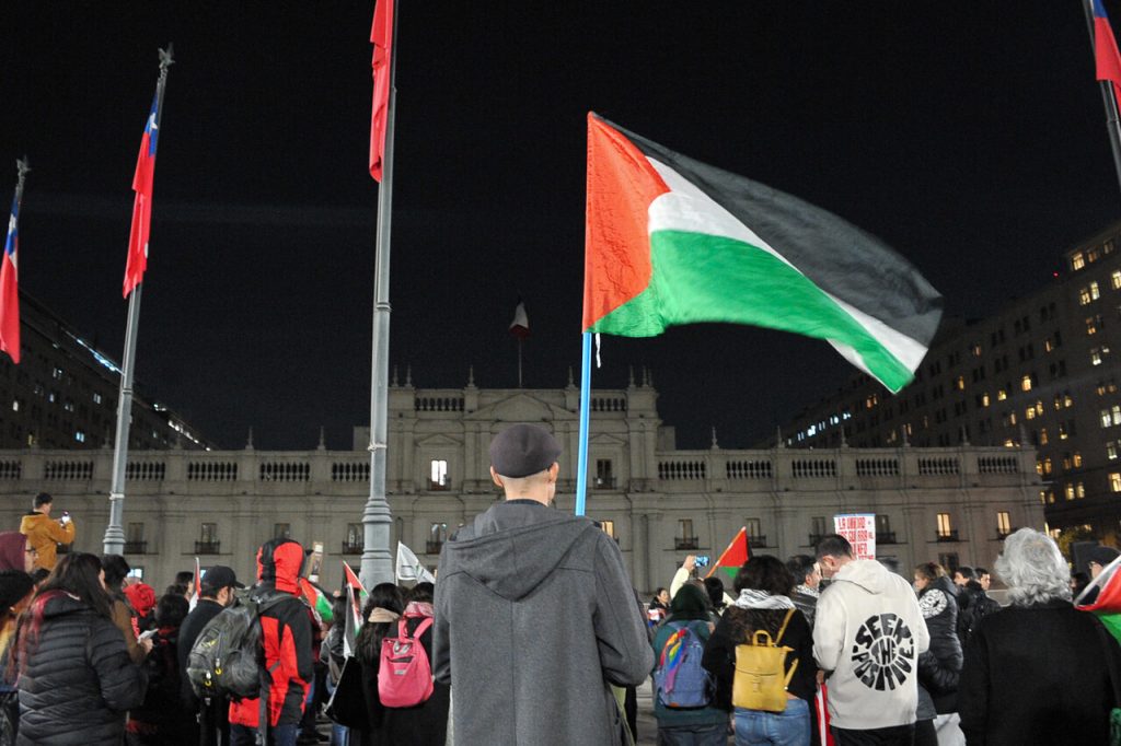 Protesta frente a La Moneda pide alto al fuego en Franja de Gaza y acciones contra Israel