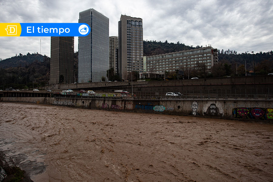Tren de sistemas frontales: Senapred decreta Alerta en Santiago por fuerte viento y lluvia