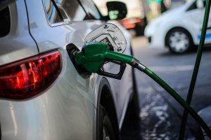 Ministro Marcel anuncia que las bencinas comenzarán a bajar sus precios
