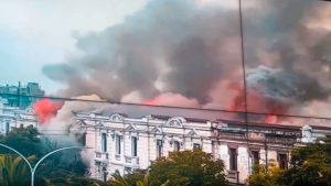Cortes de tránsito en Alameda con Brasil debido a voraz incendio: Evacúan universidad