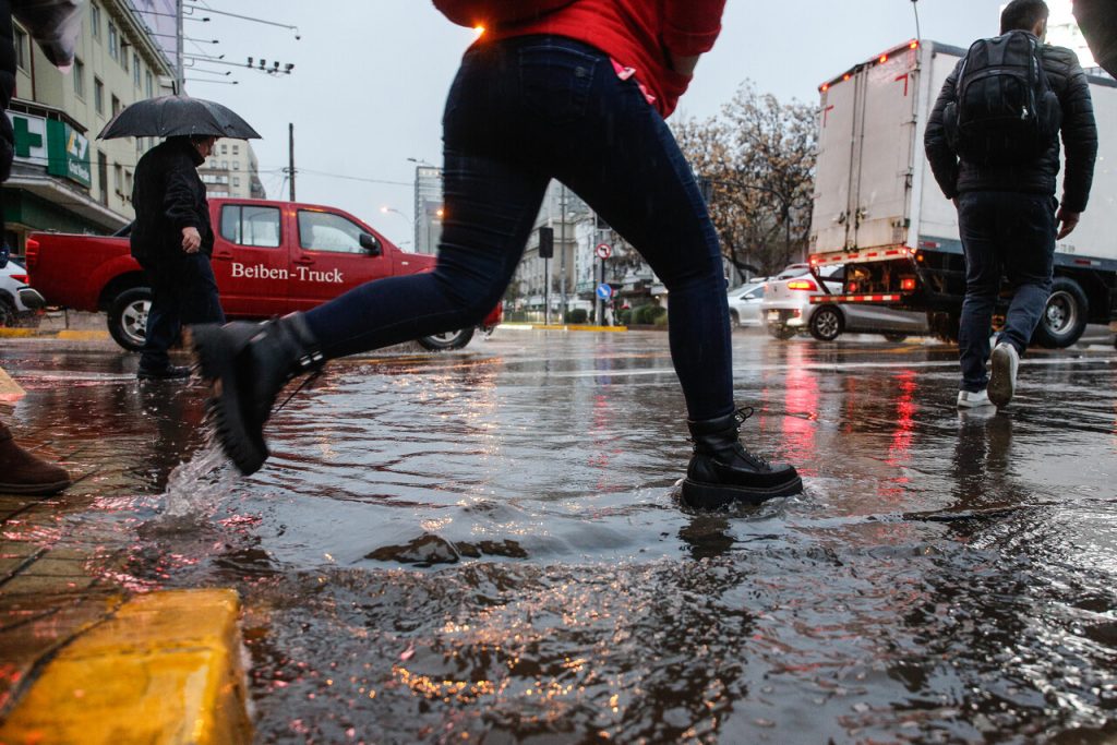 Lluvia en RM: suspensión de clases, accidentes, inundaciones y cierre de pasos bajo nivel