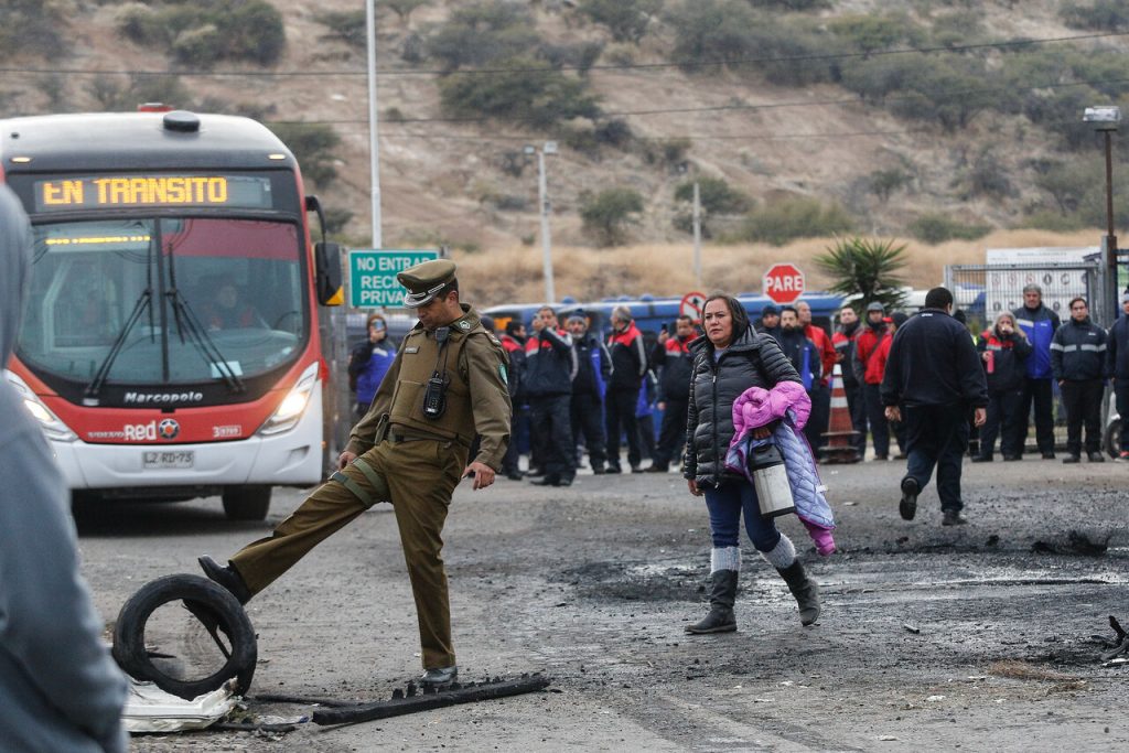 Problemas en Santiago: Protesta en Puente Alto alteró el flujo de buses en la capital