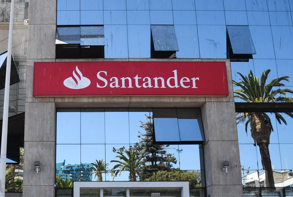 Banco Santander denuncia ser víctima de filtración de datos de sus clientes en Chile