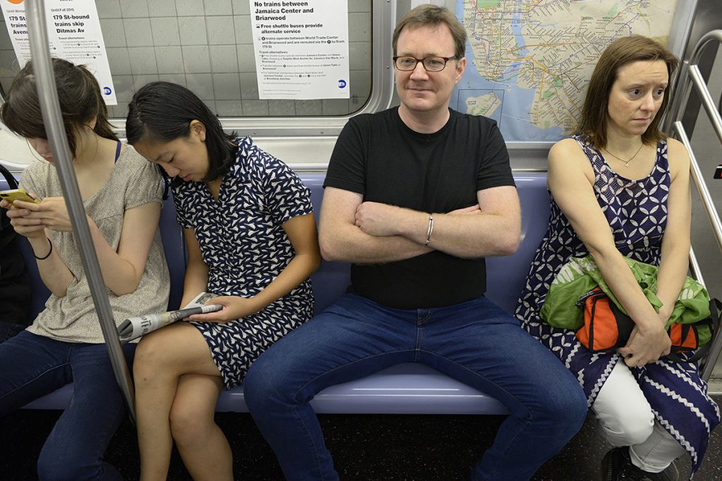 Uso del espacio público y machismo: ¿Cómo se sientan los hombres en el Metro?