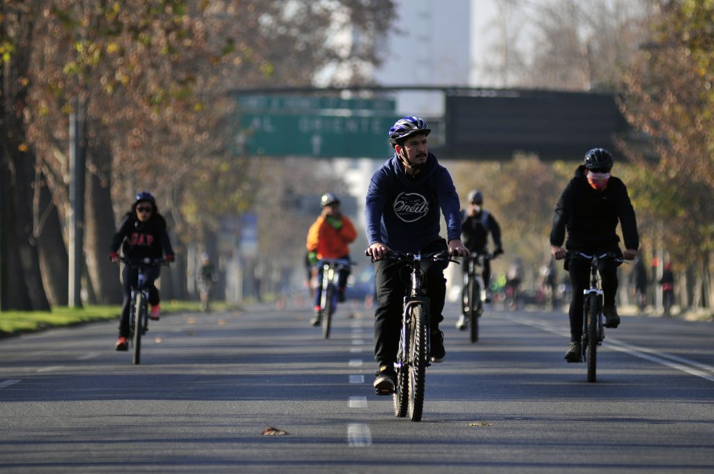 Los beneficios de andar en bicicleta por Santiago: Se puede ahorrar hasta 2,2 millones de pesos al año