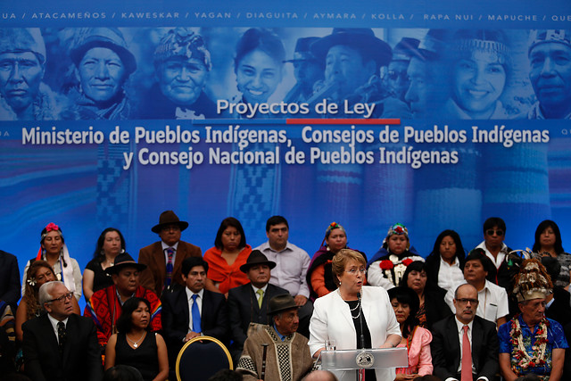 «Dando palos de ciego»: Los nuevos anuncios de Bachelet en política indígena