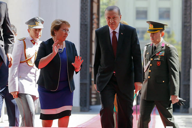 Recep Tayyip Erdogan, el repudiado presidente de Turquía de visita en Chile