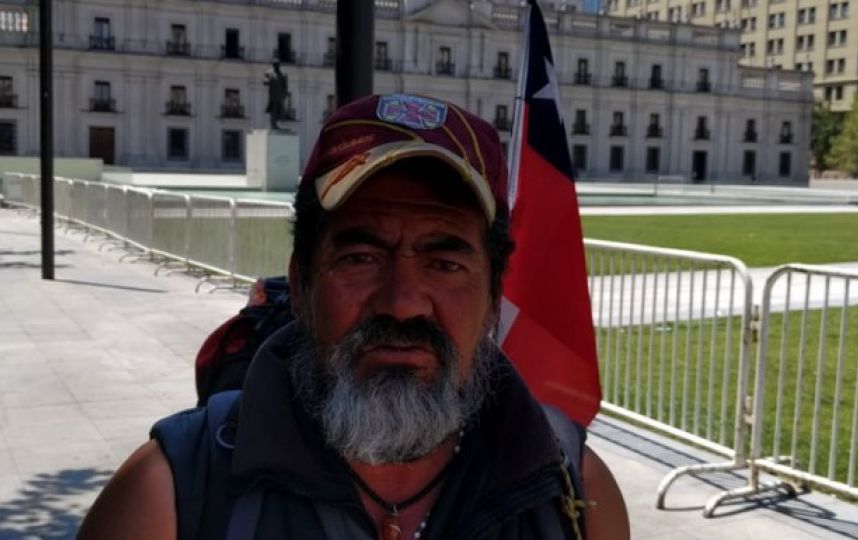 VIDEO|Pescador artesanal demandado por el Estado llega a La Moneda caminando desde Chiloé
