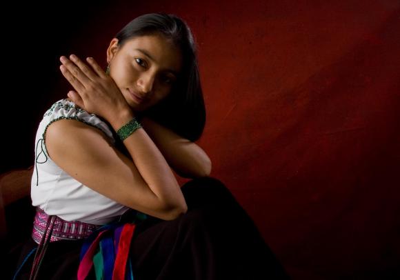 Mariela Condo, cantautora ecuatoriana: “Los que resguardaban derechos de los pueblos, ahora han vendido un montón de selva a los chinos“