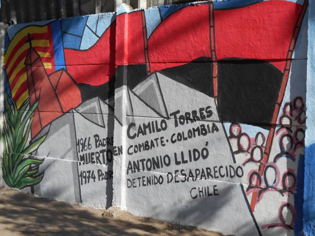 FOTOS| Homenaje a sacerdote Camilo Torres en murales de Santiago