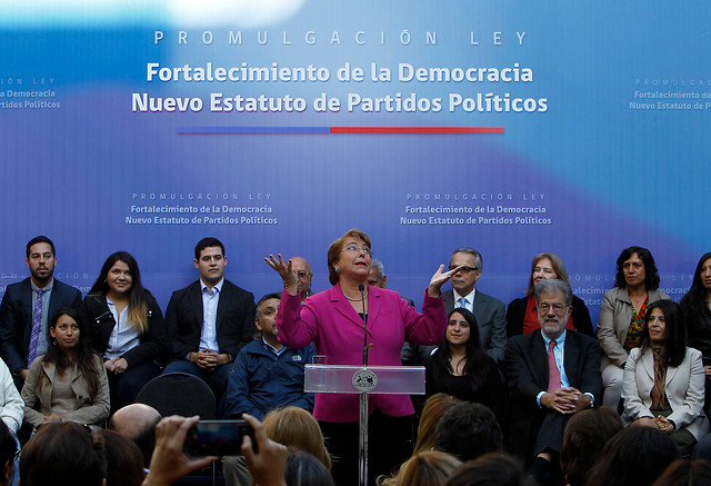 Bachelet promulga leyes sobre política y dinero: «A partir de hoy, ninguna empresa podrá financiar campañas electorales»