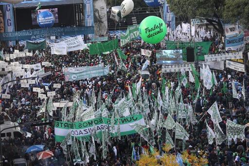 350 mil argentinos salen a la calle para protestar por el ajuste del gobierno de Macri