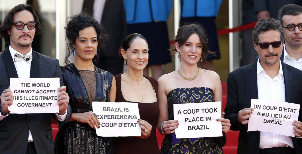 El cine también es política: Elenco de «Aquarius» denuncia en alfombra roja de Cannes golpe de Estado en Brasil