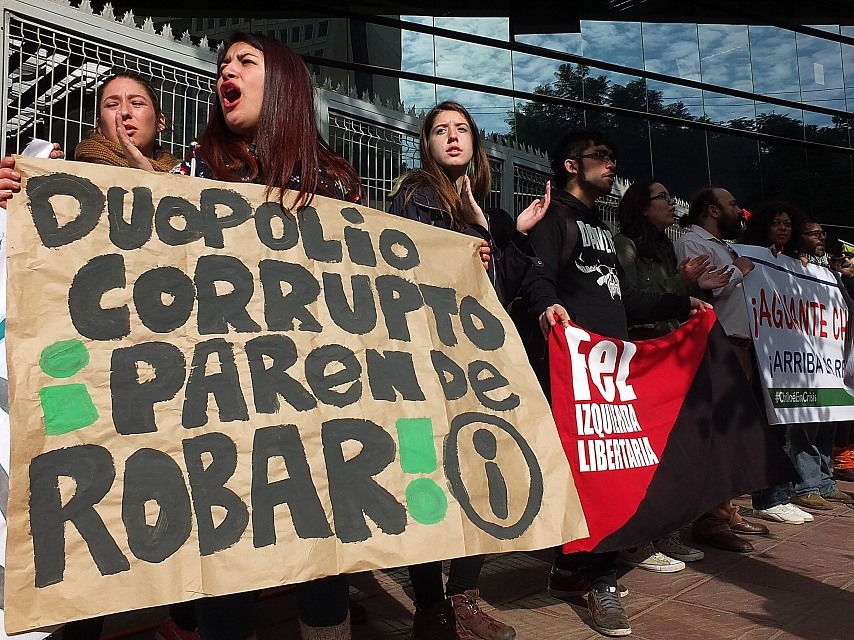 FOTOS | Estudiantes y Sindicalistas se manifestaron en Sernapesca y en Congreso de Valparaíso por crisis en Chiloé