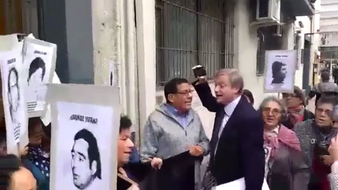 VIDEO|La funa de los familiares de DD.DD a José Antonio Kast por apoyar a presos de Punta Peuco