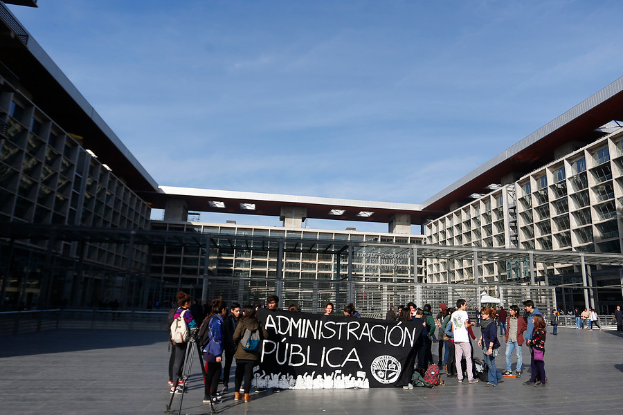 Estudiantes se manifiestan en el Centro de Justicia por Bastián Lizana, universitario formalizado por ingresar a La Moneda