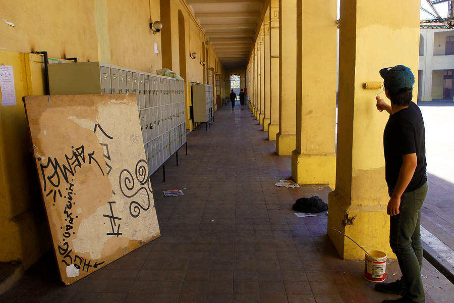 FOTOS| Estudiantes limpian y pintan el liceo tras daños en toma