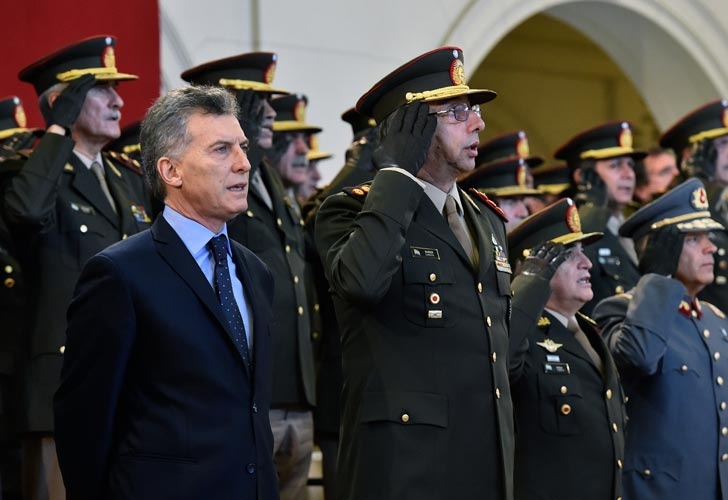 Macri amplía la autonomía de los militares argentinos: Un paso atrás para la región