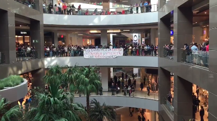 VIDEO| Estudiantes protestan en mall Costanera Center: «Nos cansamos de esperar»