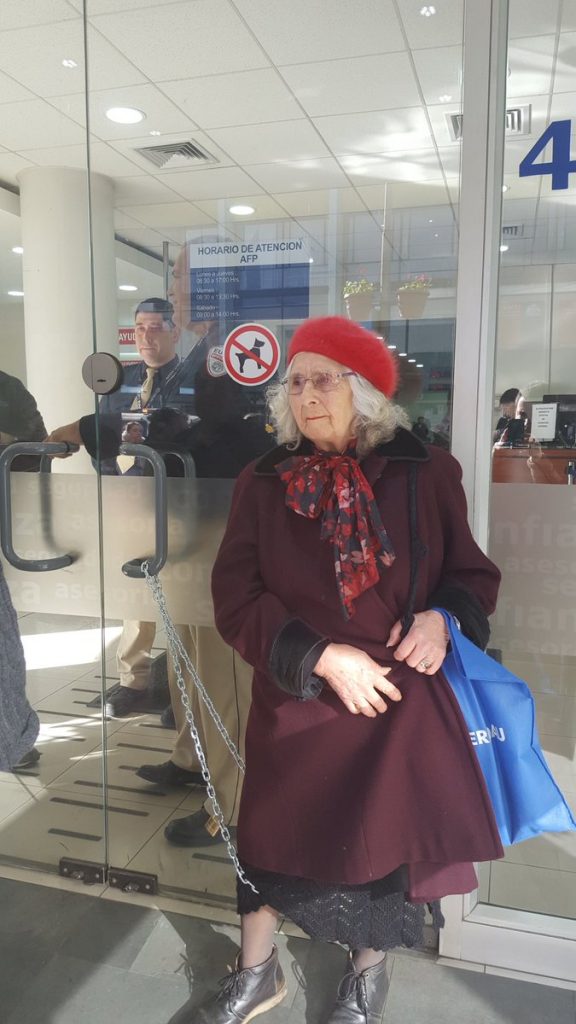 Anciana que se encadenó en AFP: «Las pensiones son un negocio para los que están arriba»