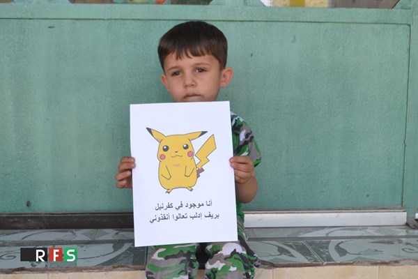 Niños sirios muestran carteles de Pikachu y Squirtle para que jugadores de Pokémon Go los rescaten de la guerra