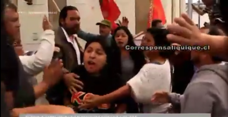 VIDEO| «¡Fuera, fuera!»: Con gritos expulsan a militantes de las Juventudes Comunistas en marcha contra AFPs