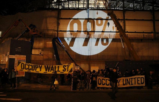 «Rebelión contra la deuda estudiantil»: Artistas de EE.UU. realizarán proyecciones por el movimiento estudiantil en Santiago