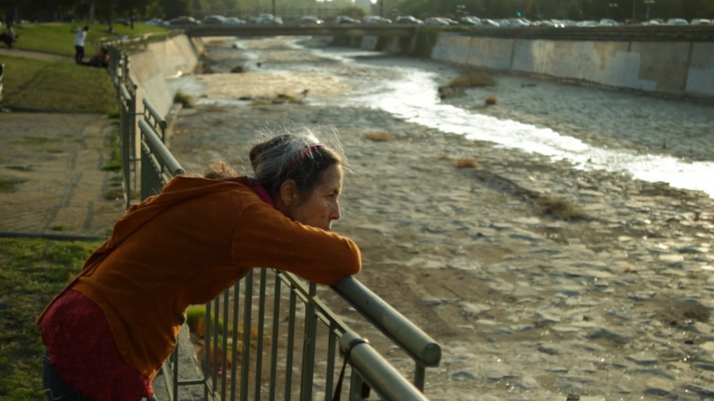 «Todos los ríos dan a la mar»: El documental sobre la artista Cecilia Vicuña y su relación con el Mapocho
