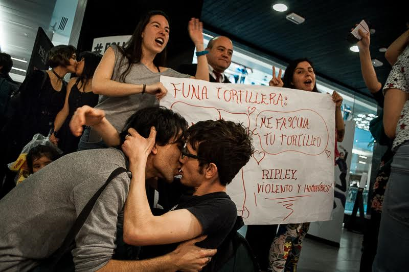 FOTOS| La disruptiva besatón LGBT contra discriminación a pareja de lesbianas en Ripley Costanera Center