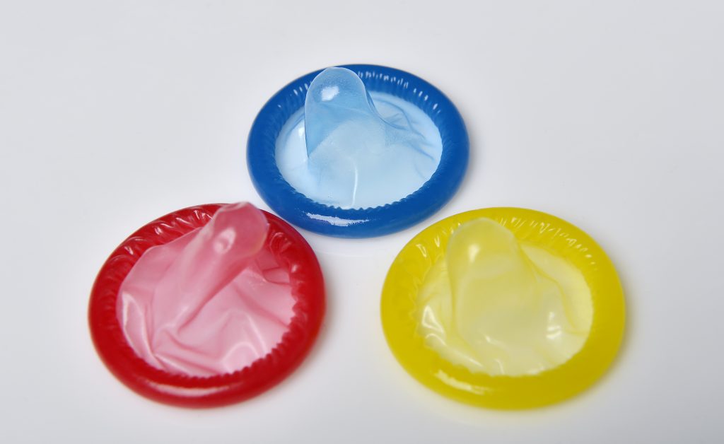 Instituto de Salud Pública llama a no usar condones marca Kajiú repartidos por el Ministerio de Salud