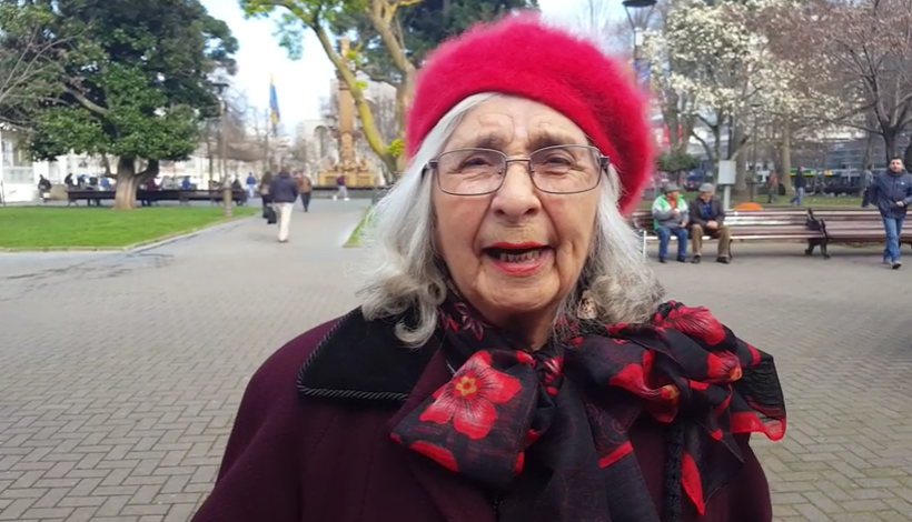VIDEO| Anciana que se encadenó a AFP envía mensaje a José Piñera: «Viejo mentiroso, ¿vas a robar más todavía?»