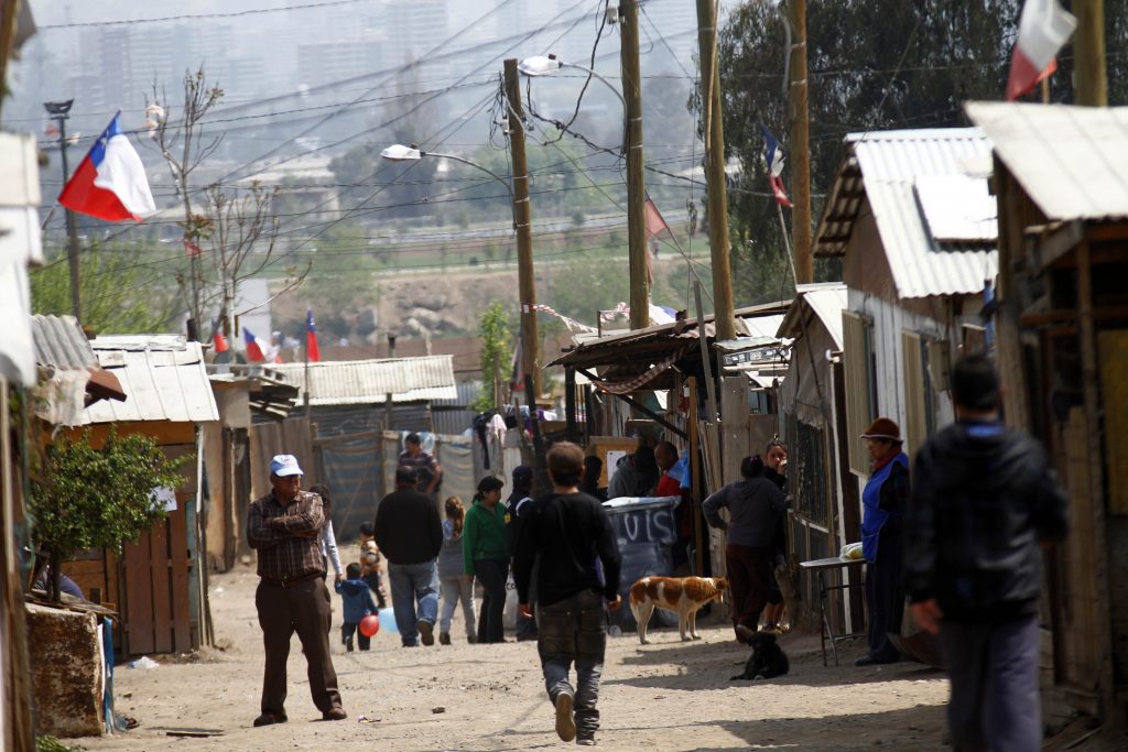 Estudio de Fundación Sol dice que el 26% de los chilenos está bajo la línea de la pobreza