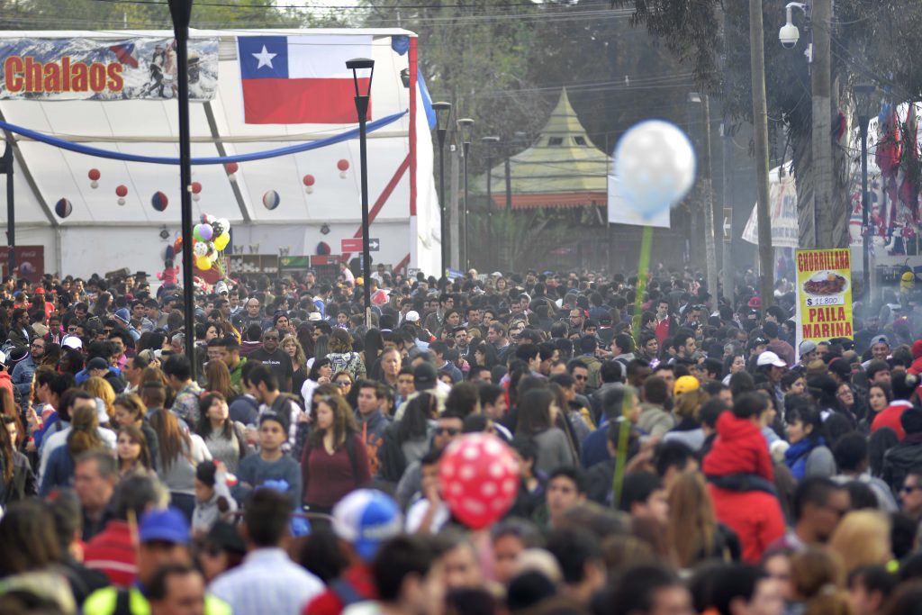 Poco OCDE: 29% de los chilenos se gasta el aguinaldo dieciochero en pagar deudas