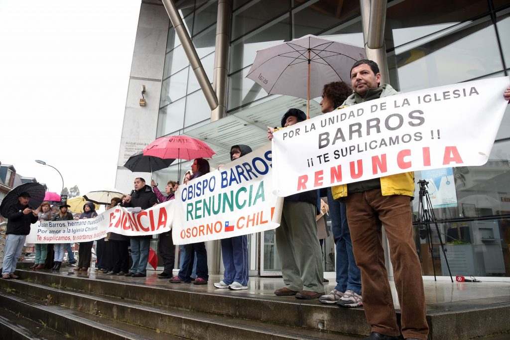 Comunidad católica de Osorno marchó en Santiago pidiendo la salida del encubridor de Karadima y obispo Juan Barros