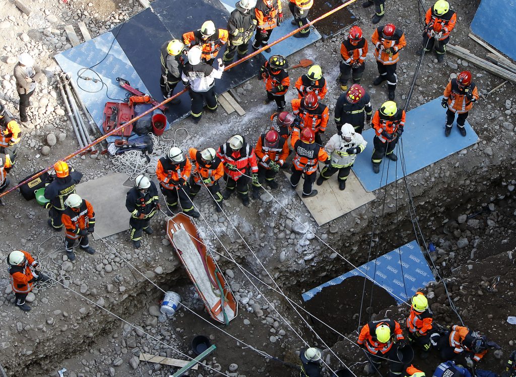 Dos obreros muertos y tres atrapados deja derrumbe en construcción de Las Condes