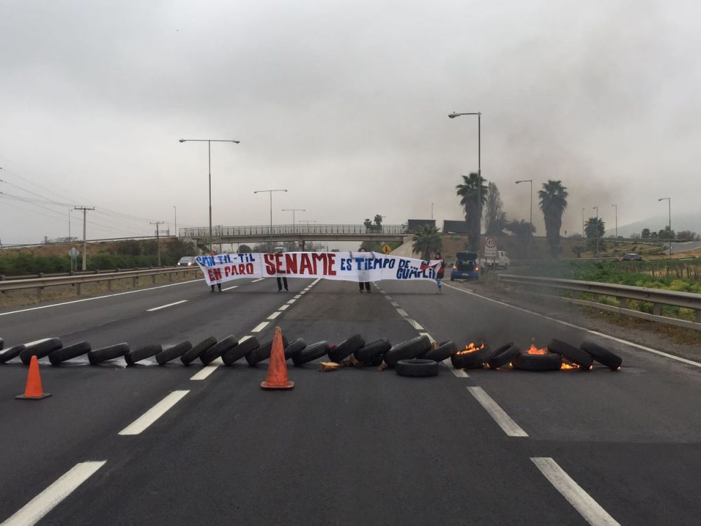 Funcionarios del Sename en Til Til denuncian hacinamiento y agresiones con barricadas en la Ruta 5 Norte