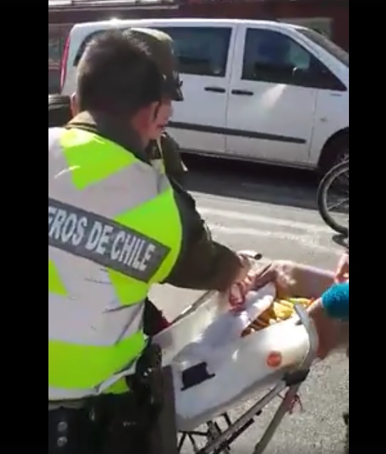 VIDEO| Carabineros hostiga y hace llorar a vendedora de empanadas en Pucón