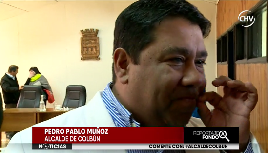 VIDEO| Matonesco alcalde de Colbún enfrenta a periodista de CHV por los concejales viajeros
