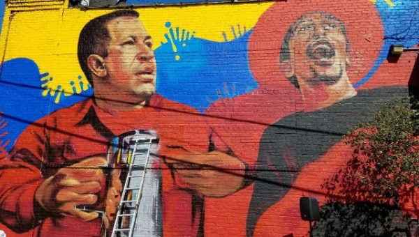 Inauguran mural de Hugo Chávez en el Bronx (EEUU) ideado por dos hermanos raperos chilenos