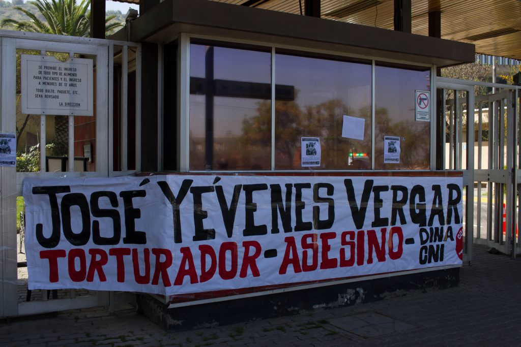 FOTOS| Funan a ex CNI José Yévenes Vergara (alias «El Quico») en el frontis del hospital Dipreca