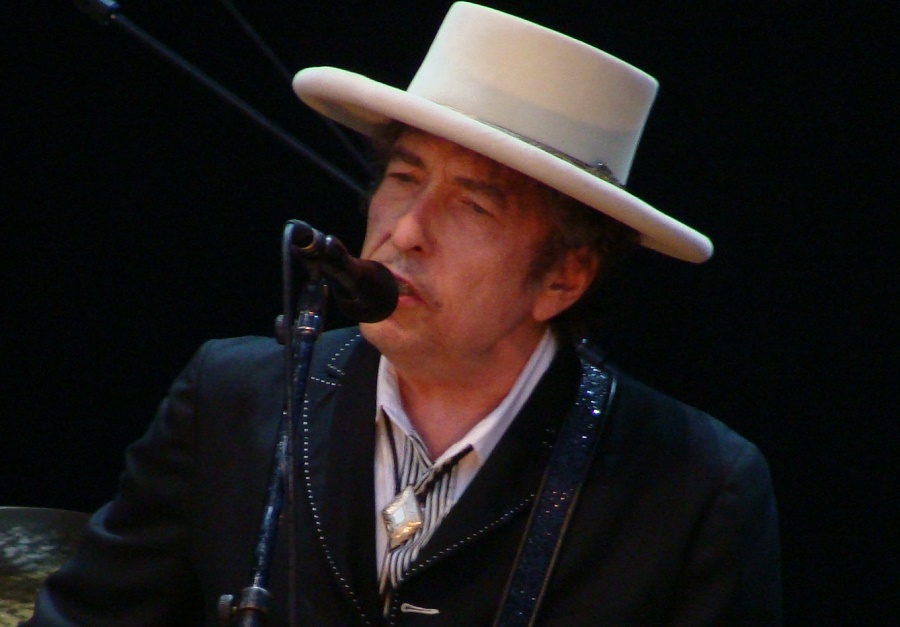 Bob Dylan por fin acepta el Nobel pero dice que «los académicos deberían saber que realmente no estoy calificado»