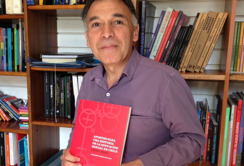 Leo Arenas sobre educación sexual en Chile: «Es heteronormativa, no aparece la diversidad y los sujetos son ignorantes»