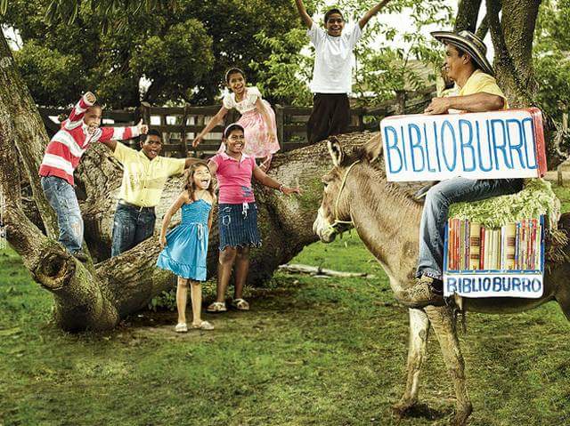 La historia de Luis Soriano, el colombiano que reparte libros en burro a niños marginados