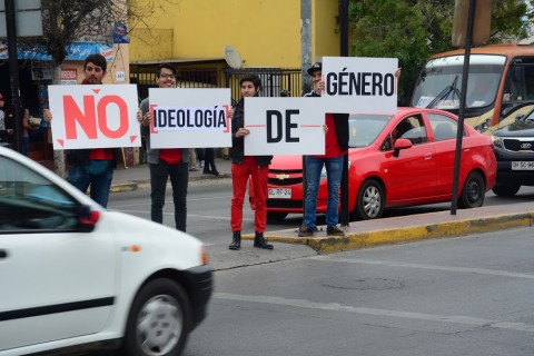 La insólita protesta liderada por un pastor evangélico en el centro de La Serena que llama a rechazar la «ideología» de género
