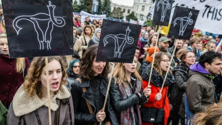 FOTOS| Mujeres polacas realizan un «lunes negro» y huelga general en contra de prohibición total del aborto