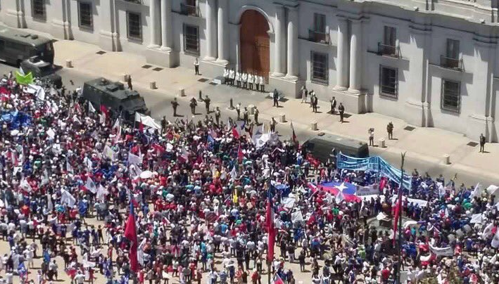 FOTOS| La Moneda cercada: Gobierno reprimió y cerró la puerta de Palacio en la cara de trabajadores públicos