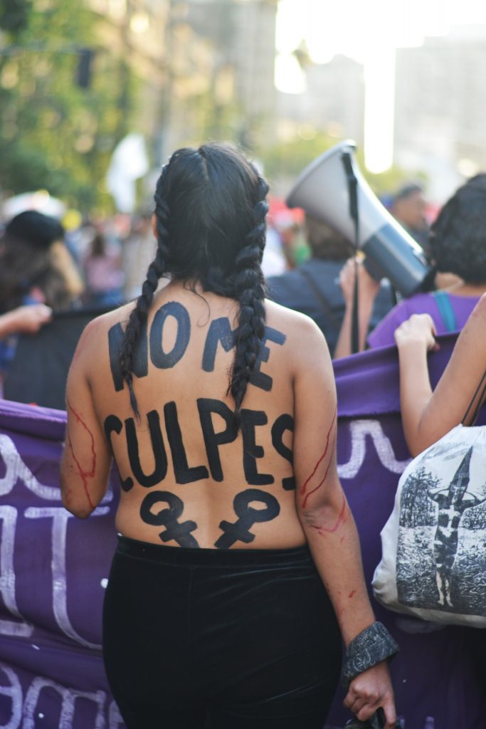 Estudiante lesbiana denuncia machismo y homofobia en fiesta en la U. de Chile: «No me siento segura en mi facultad»