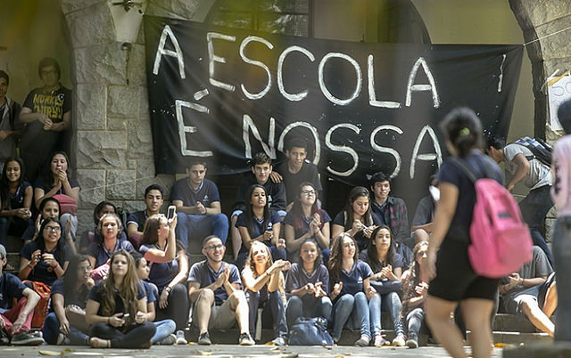 Brasil: Juez ordena quitar agua, alimentos y no dejar dormir a escolares para impedir tomas
